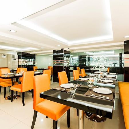 Le Touche Hotel Банкок Екстериор снимка