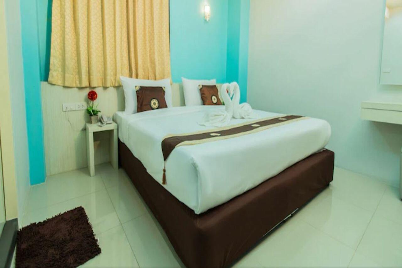 Le Touche Hotel Банкок Екстериор снимка