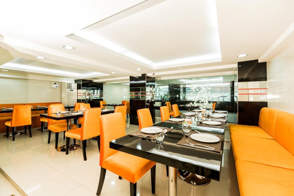 Le Touche Hotel Банкок Екстериор снимка