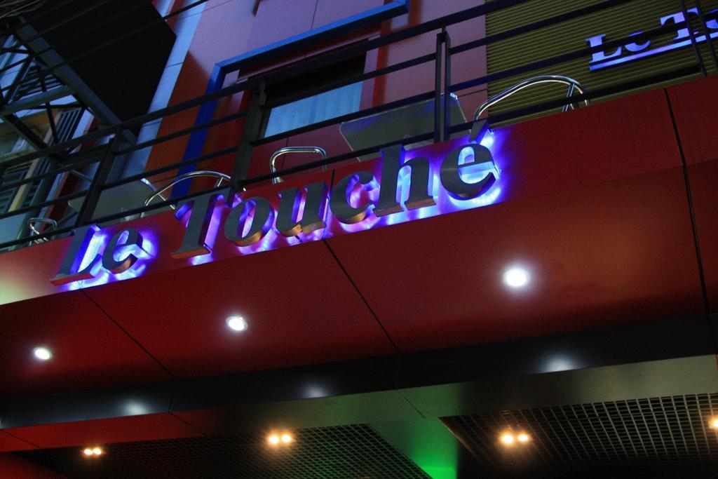 Le Touche Hotel Банкок Екстериор снимка
