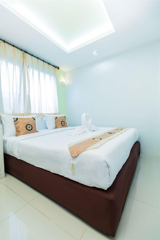 Le Touche Hotel Банкок Екстериор снимка