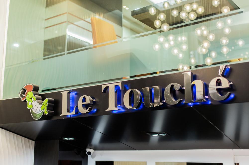 Le Touche Hotel Банкок Екстериор снимка