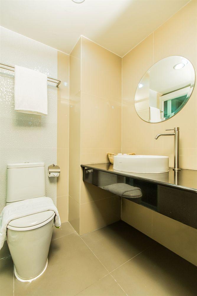 Le Touche Hotel Банкок Екстериор снимка