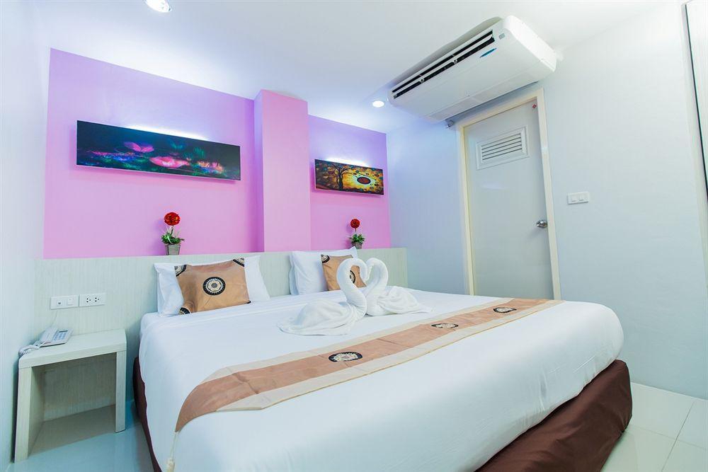 Le Touche Hotel Банкок Екстериор снимка