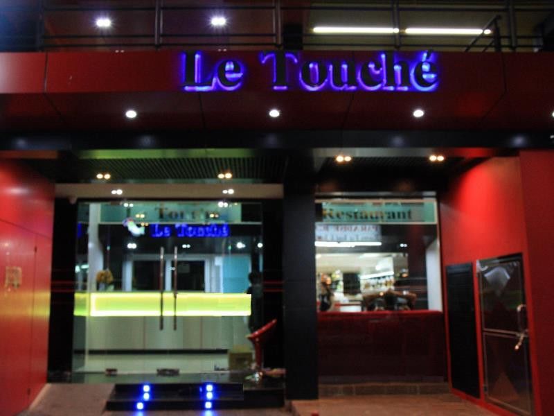 Le Touche Hotel Банкок Екстериор снимка