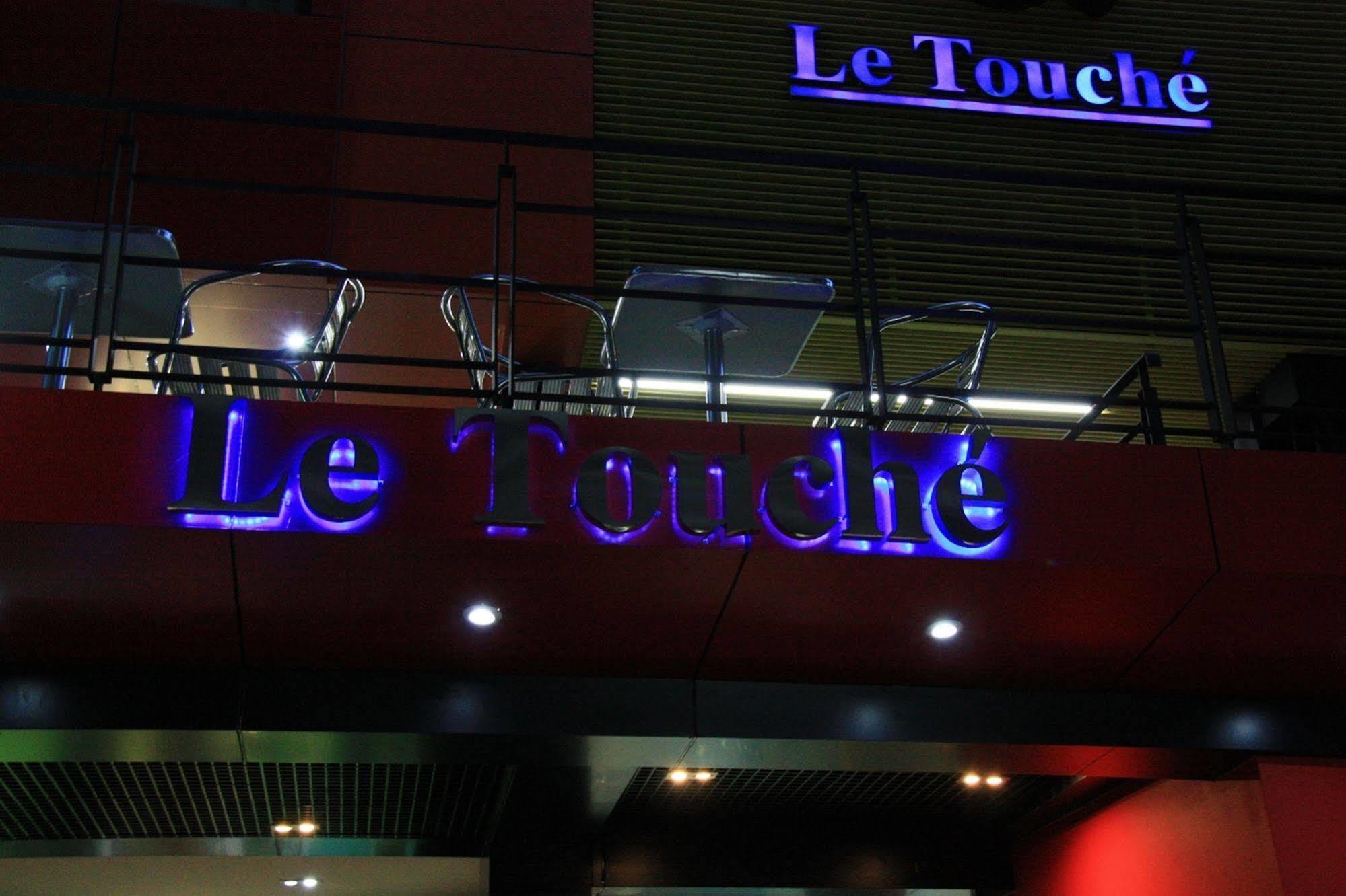 Le Touche Hotel Банкок Екстериор снимка