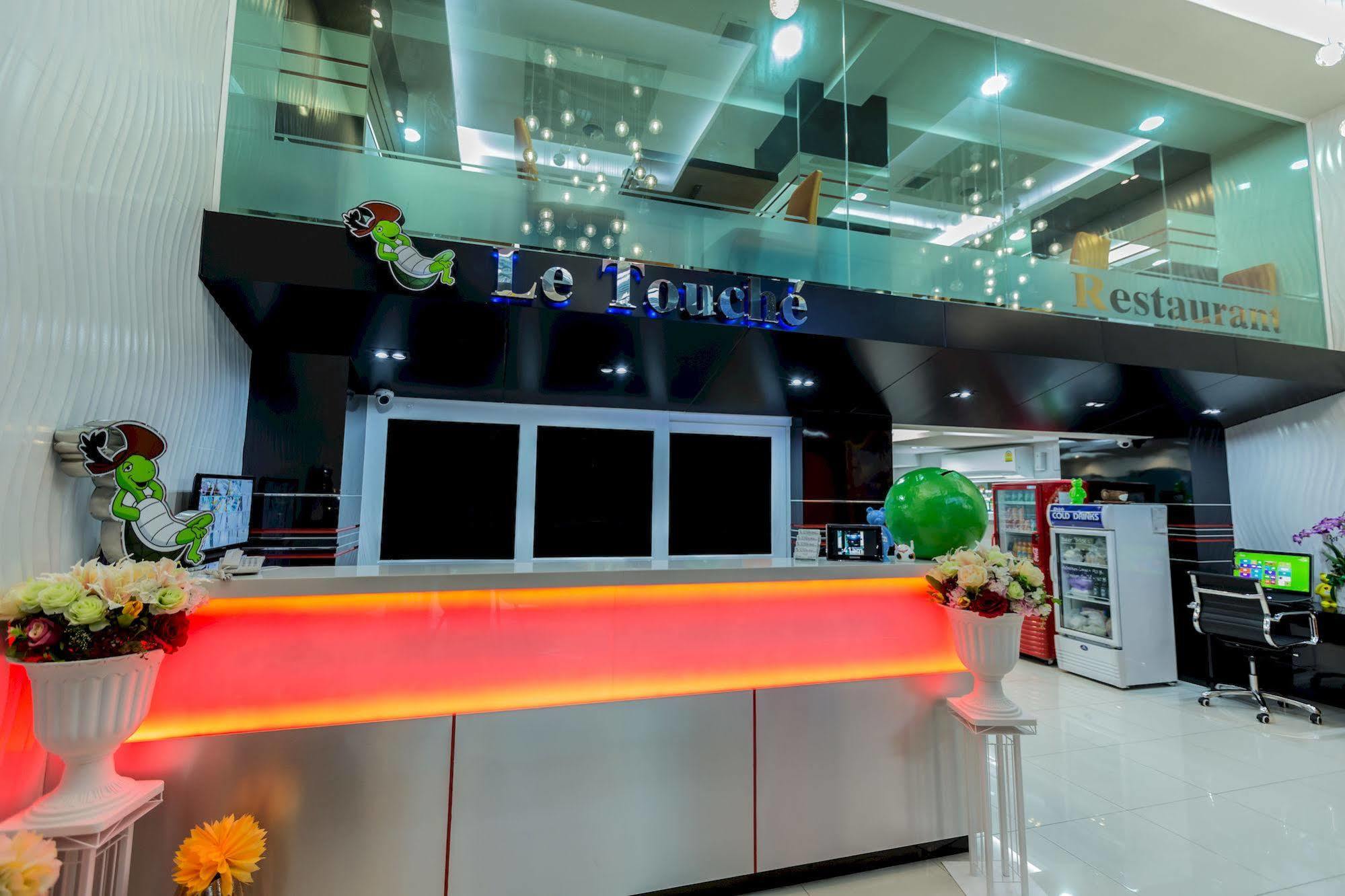 Le Touche Hotel Банкок Екстериор снимка