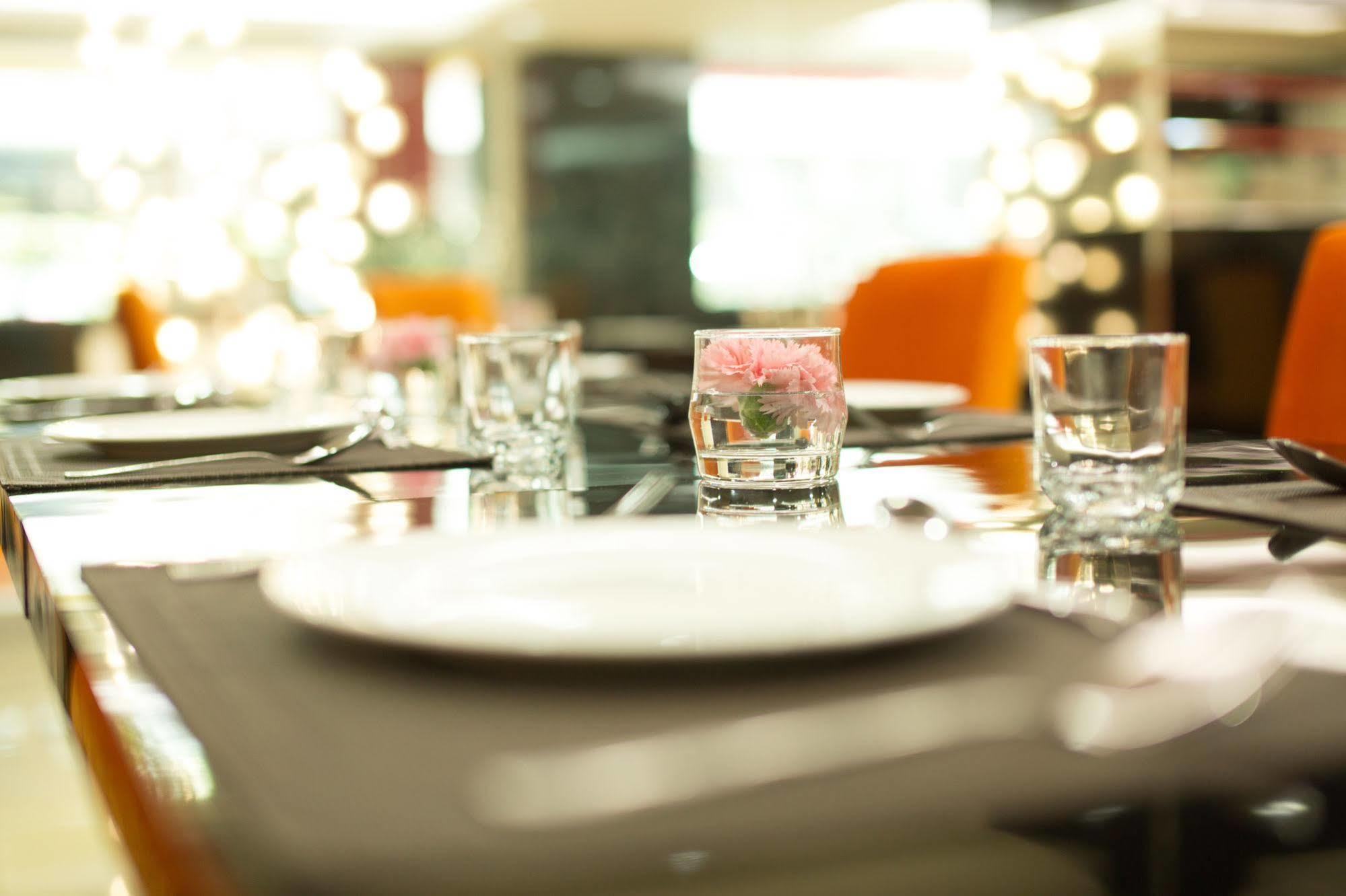 Le Touche Hotel Банкок Екстериор снимка