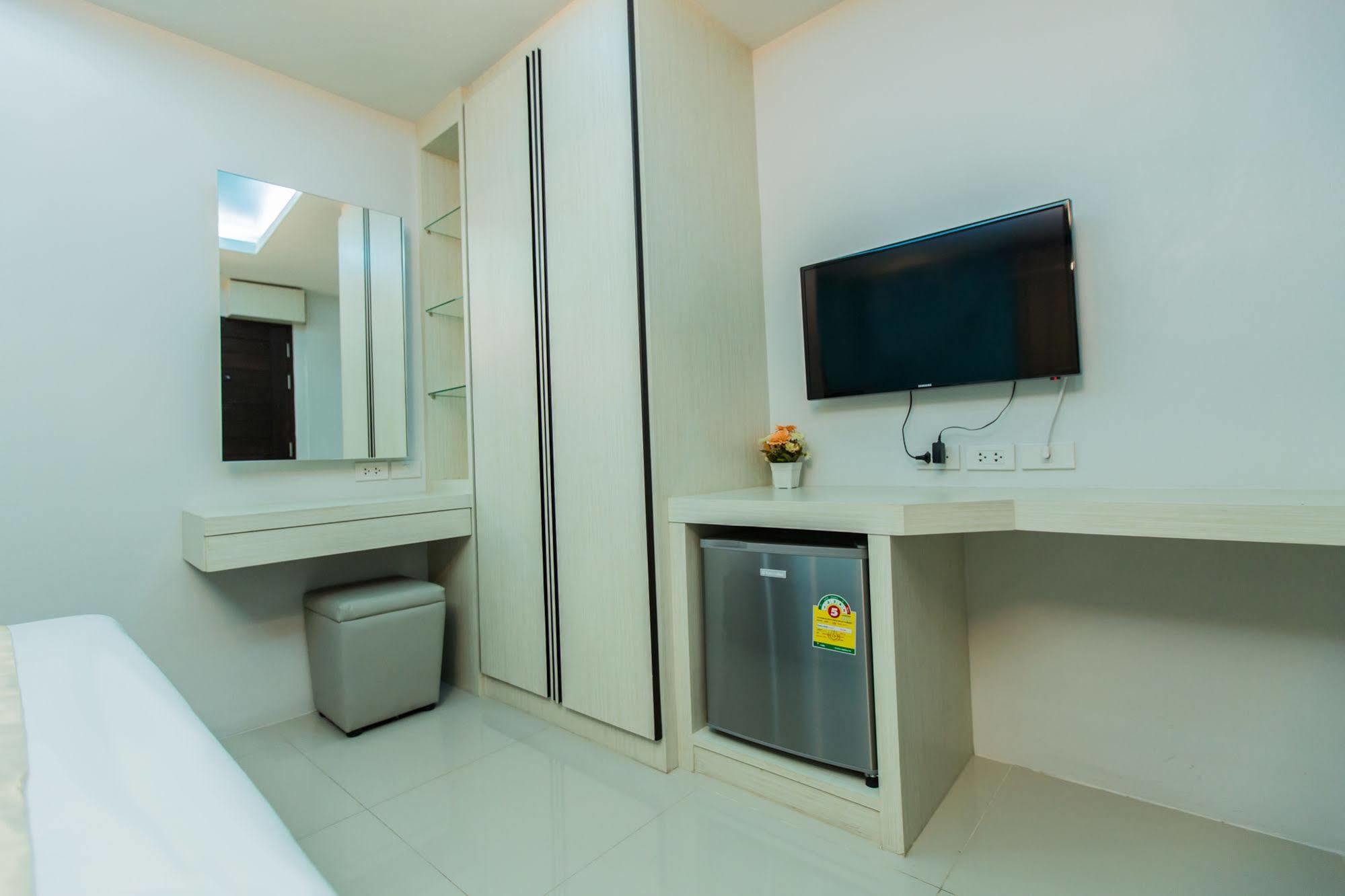 Le Touche Hotel Банкок Екстериор снимка