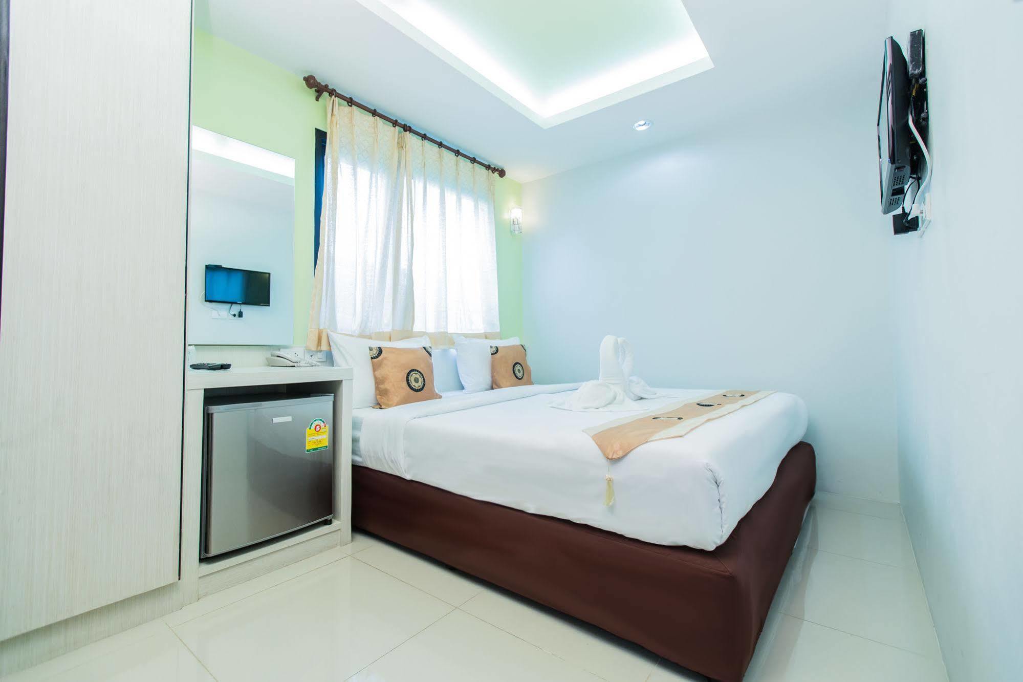 Le Touche Hotel Банкок Екстериор снимка