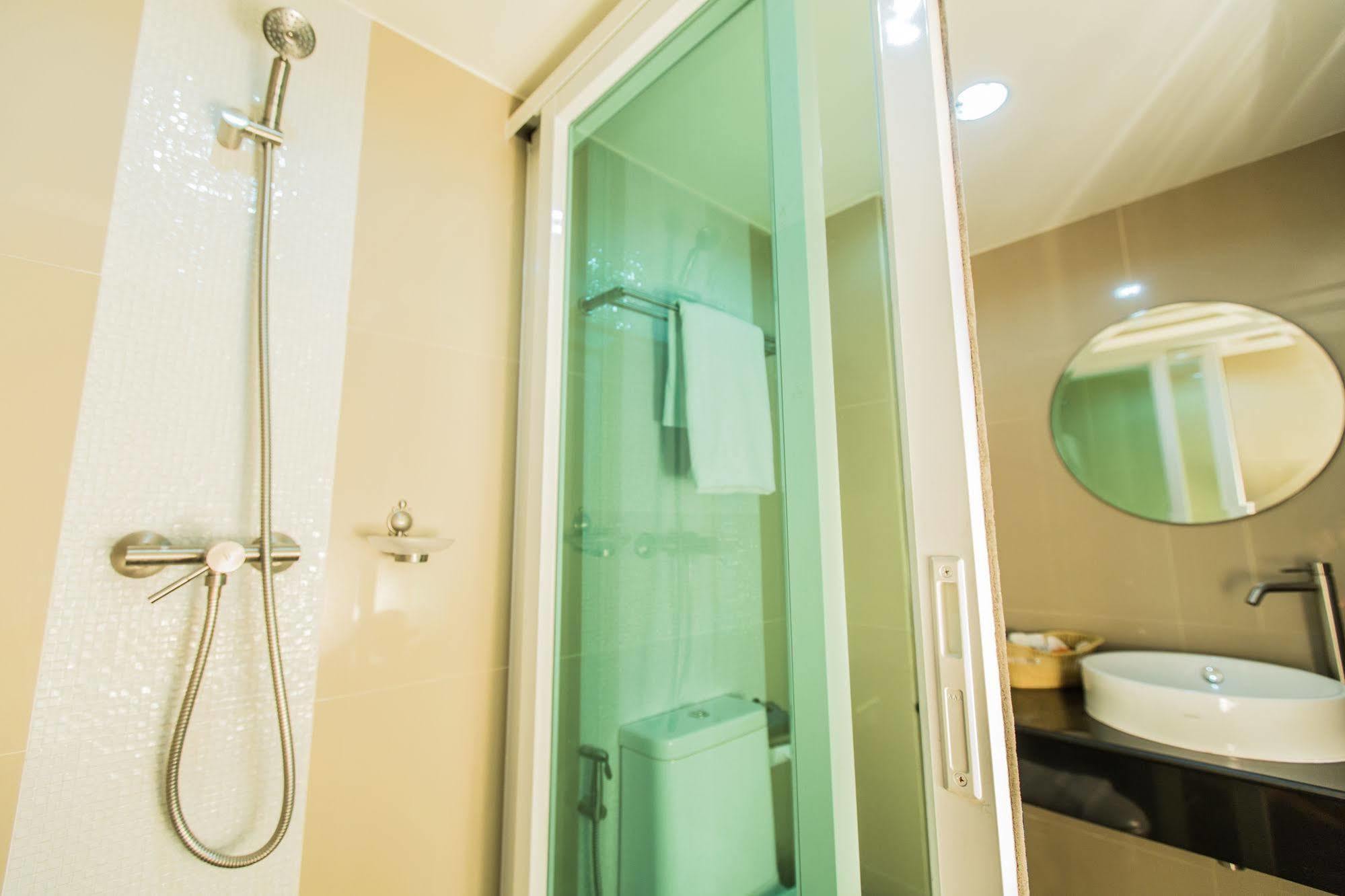 Le Touche Hotel Банкок Екстериор снимка