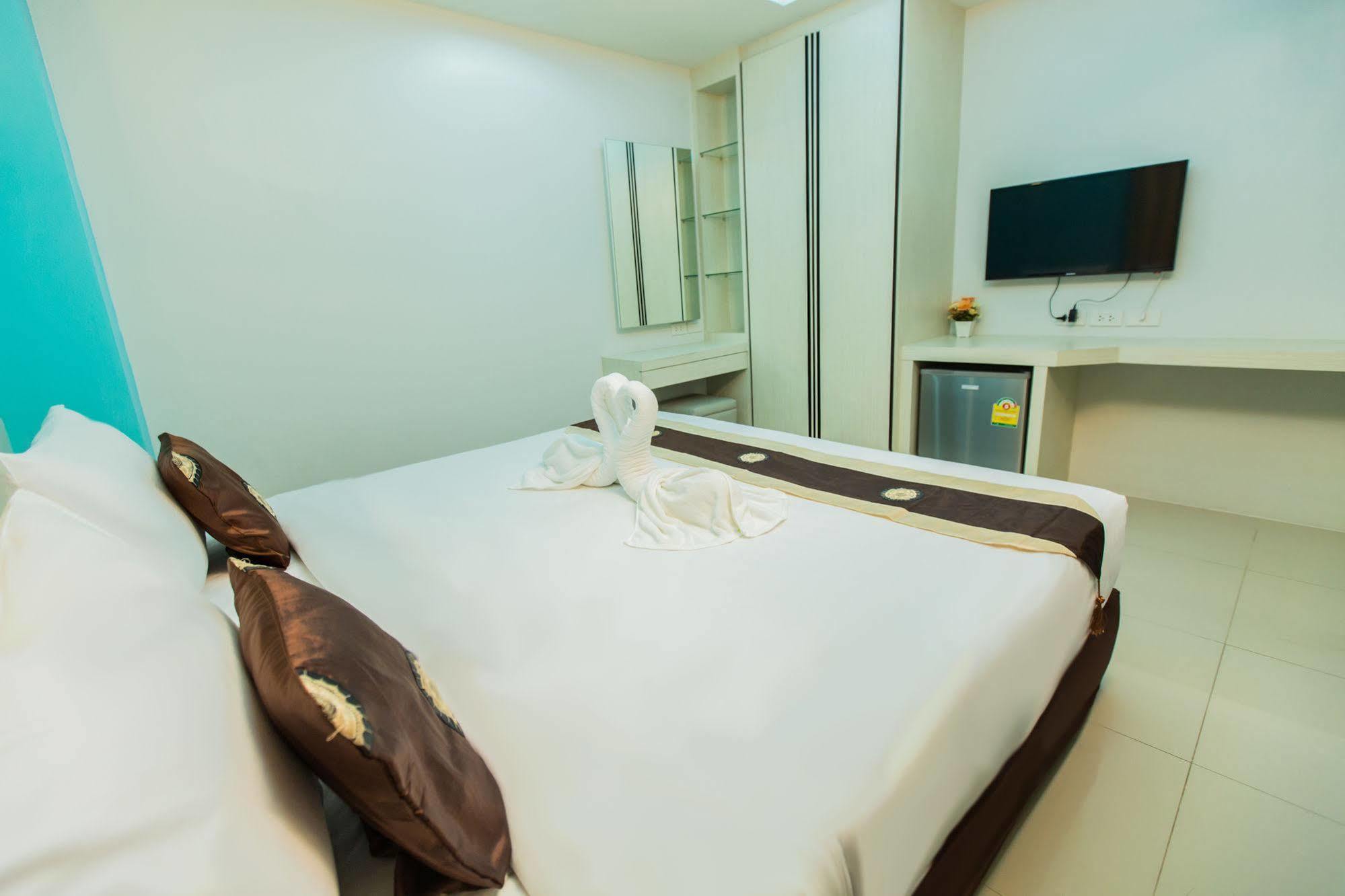 Le Touche Hotel Банкок Екстериор снимка