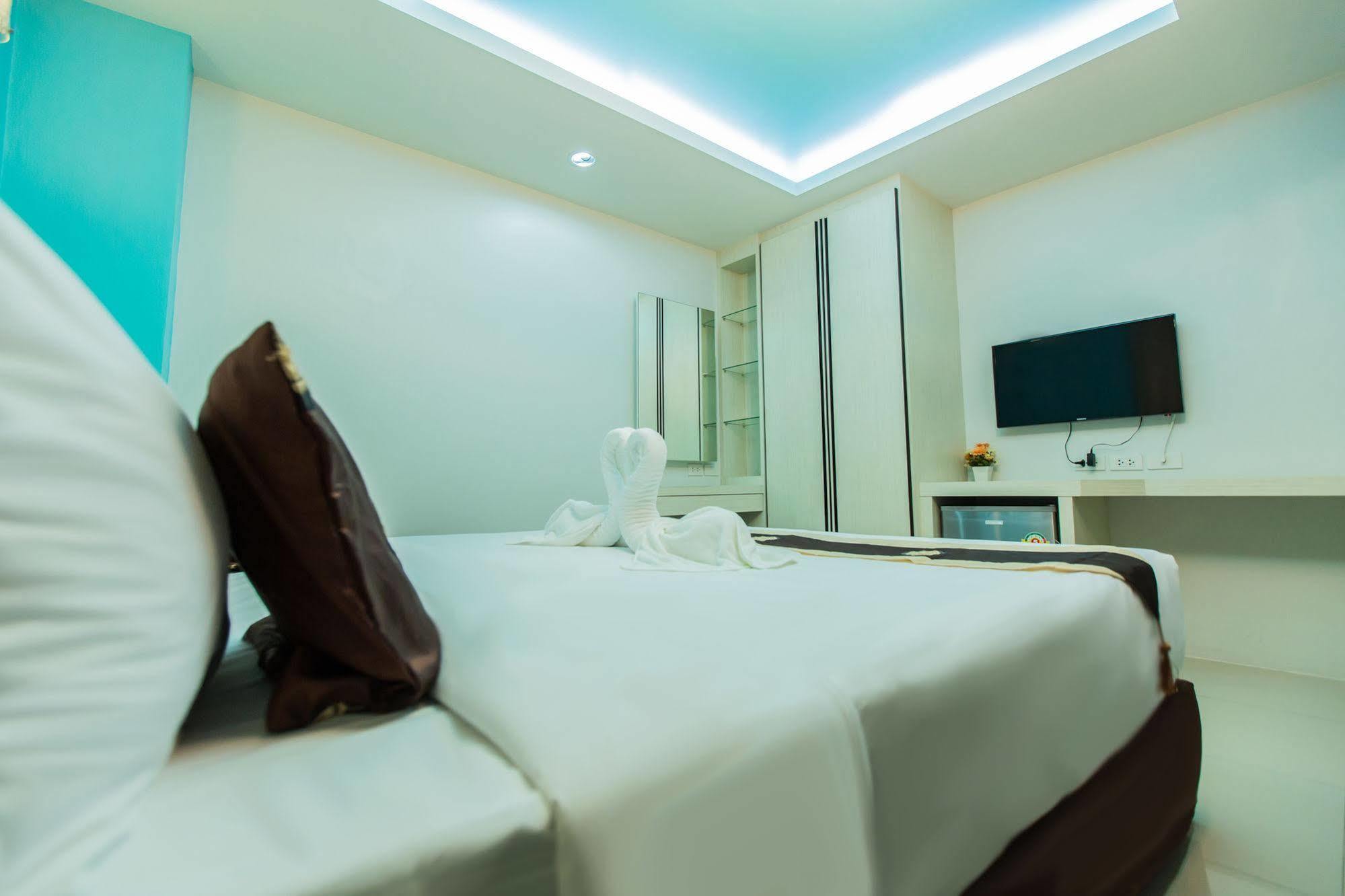 Le Touche Hotel Банкок Екстериор снимка