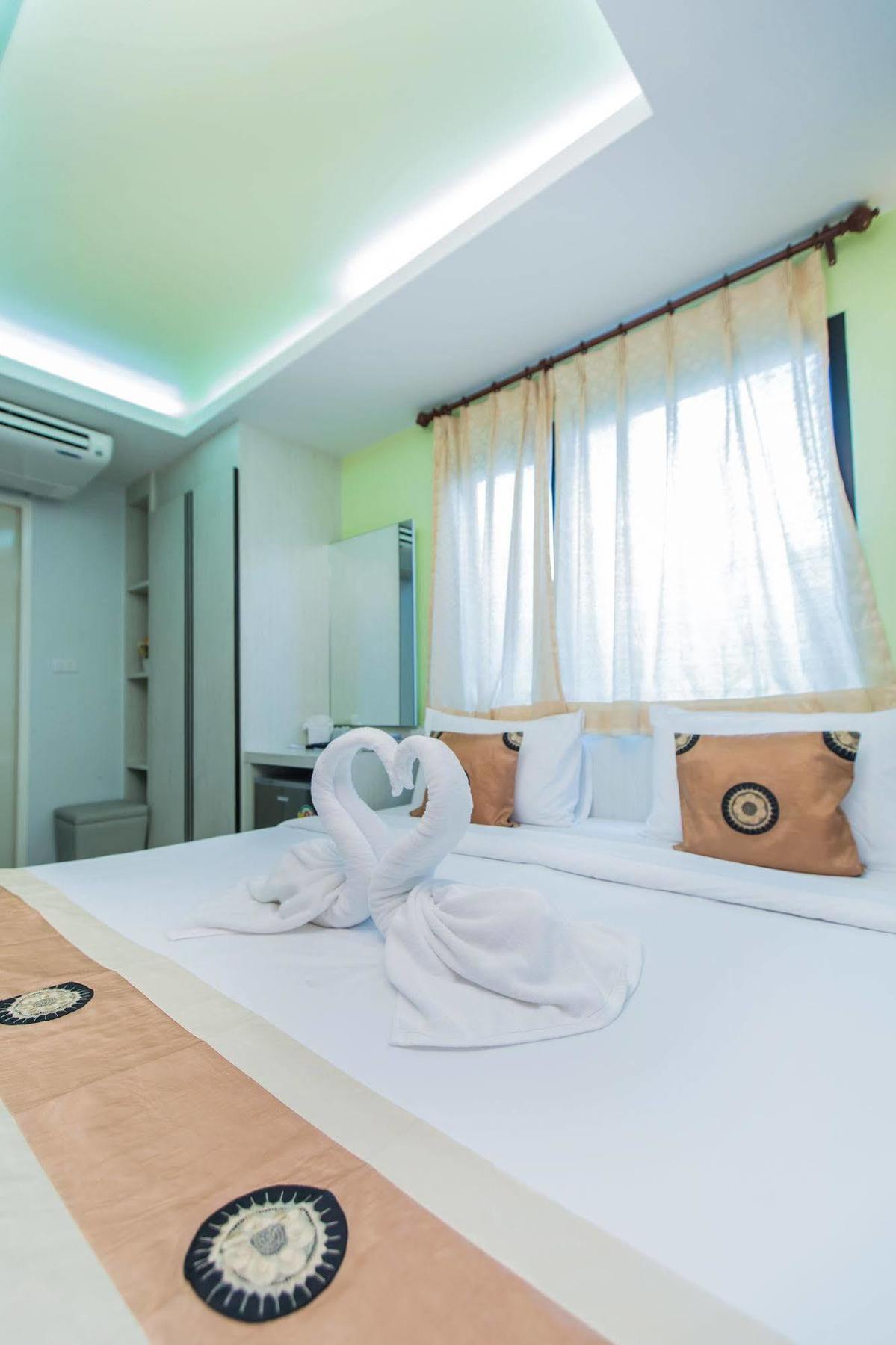 Le Touche Hotel Банкок Екстериор снимка
