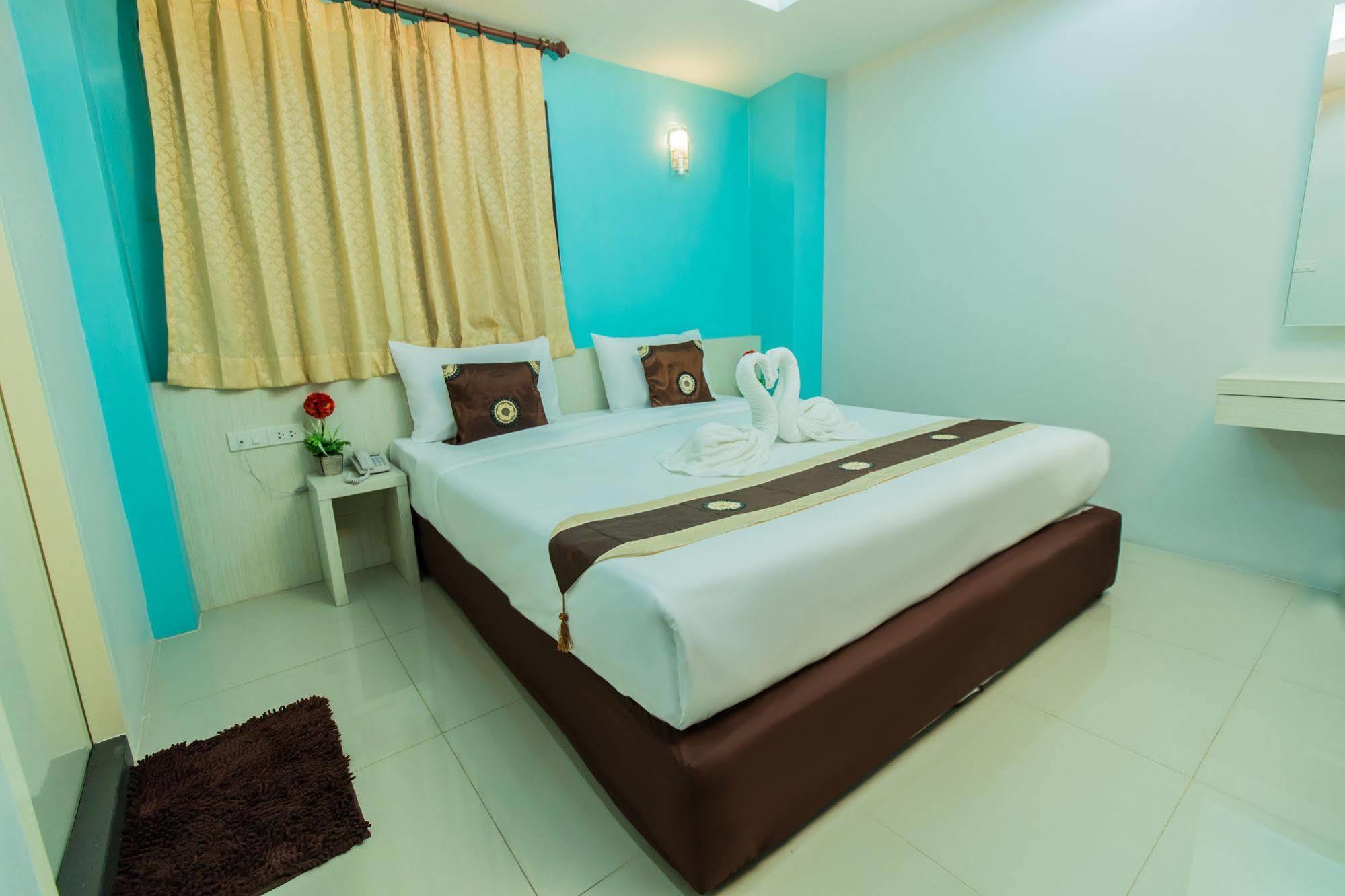 Le Touche Hotel Банкок Екстериор снимка