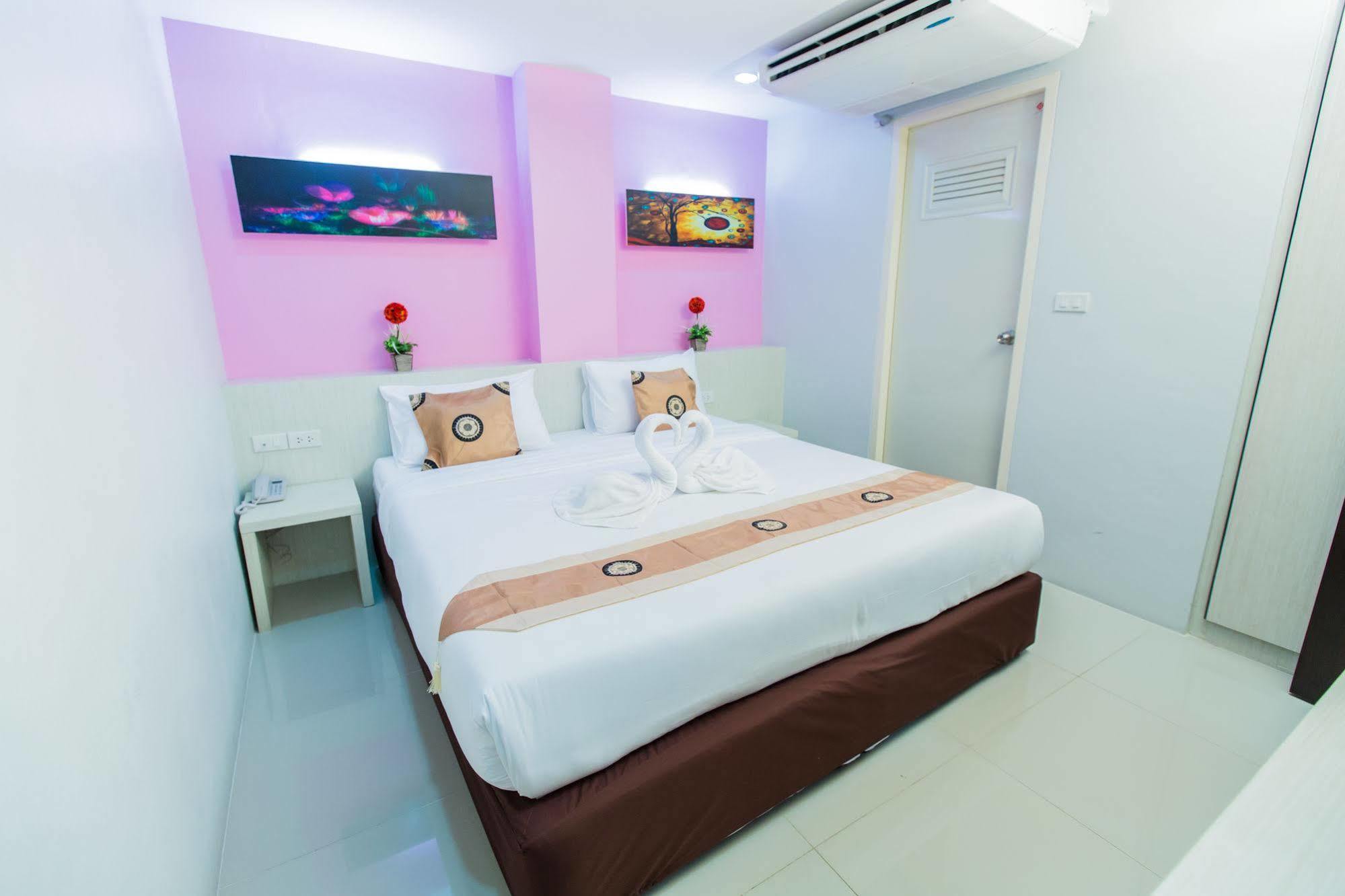 Le Touche Hotel Банкок Екстериор снимка