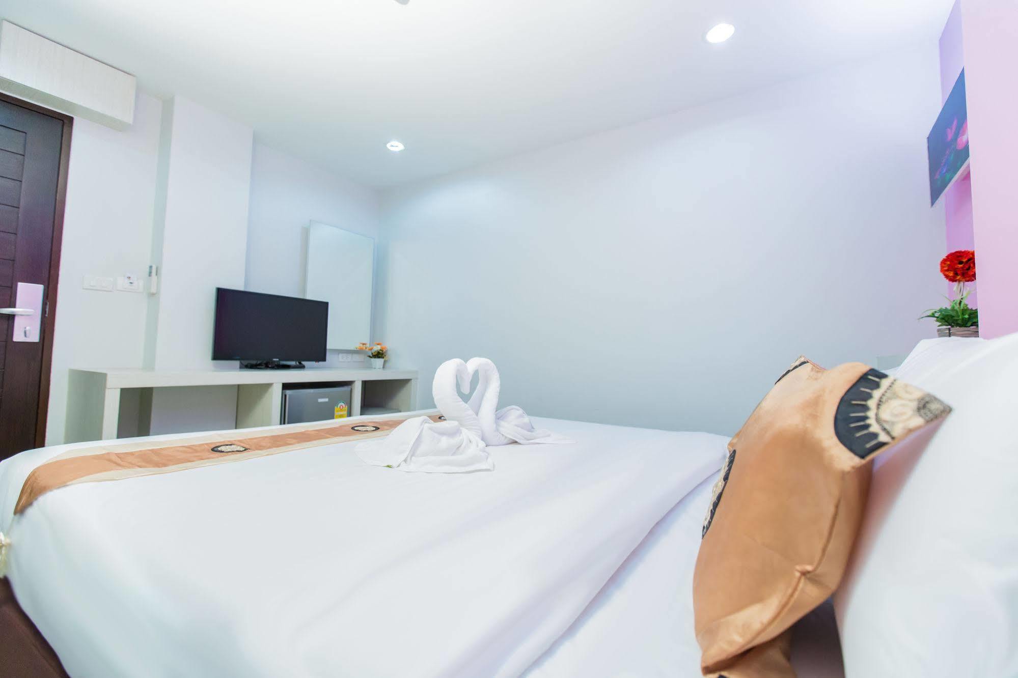 Le Touche Hotel Банкок Екстериор снимка