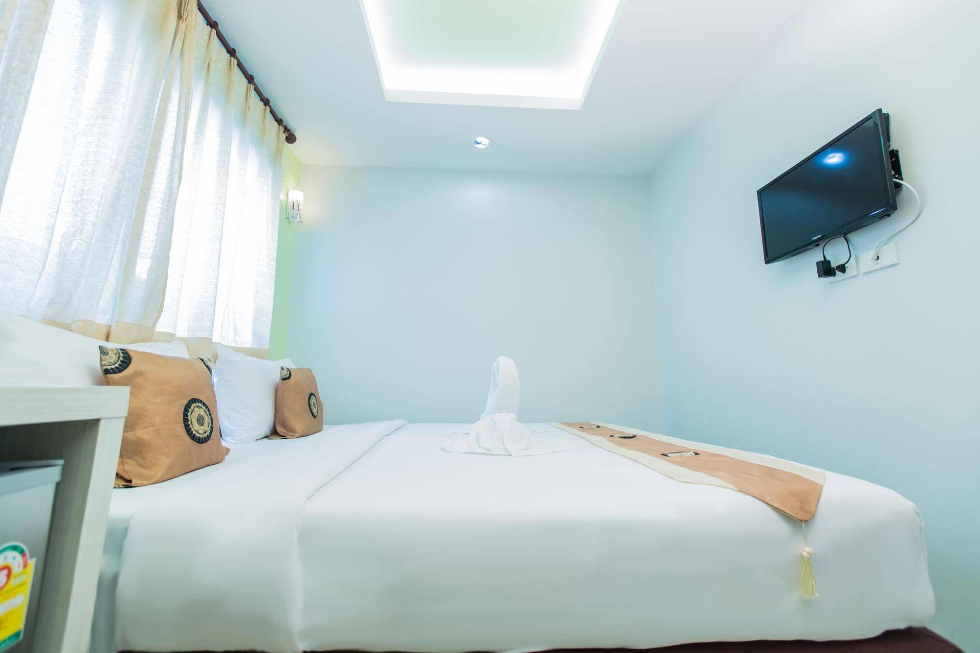 Le Touche Hotel Банкок Екстериор снимка