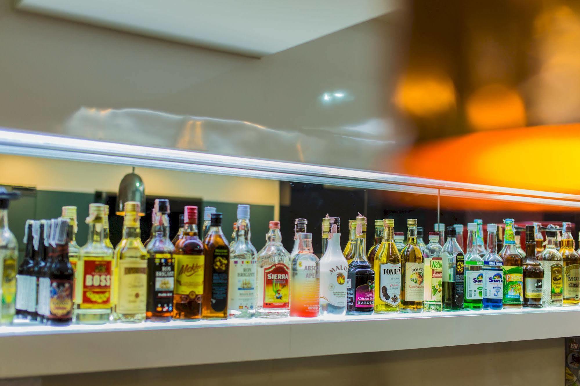 Le Touche Hotel Банкок Екстериор снимка