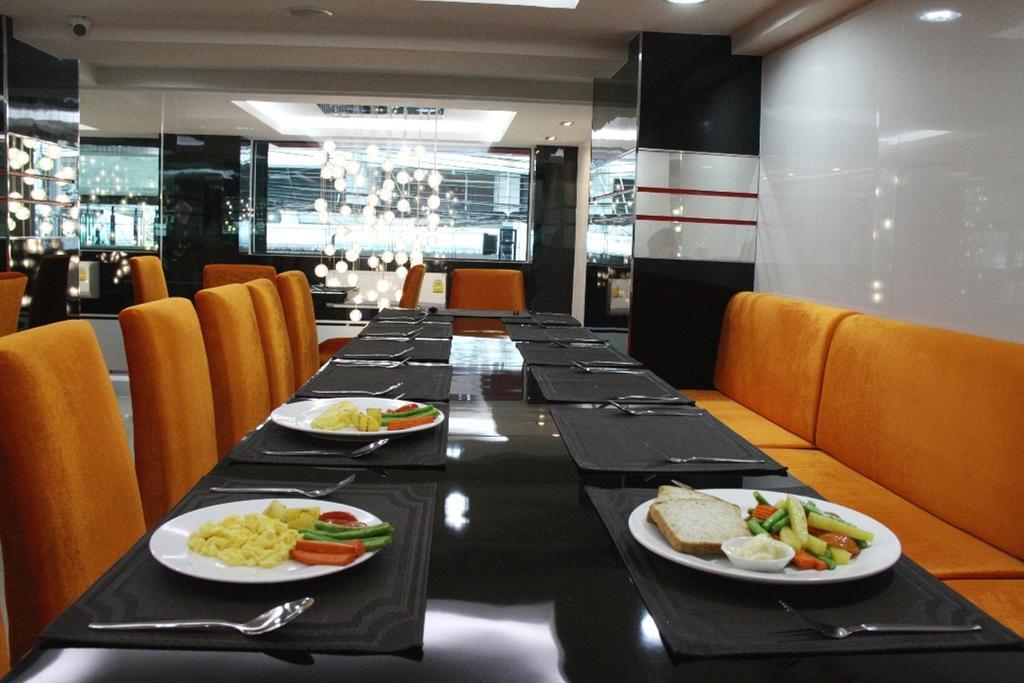 Le Touche Hotel Банкок Екстериор снимка
