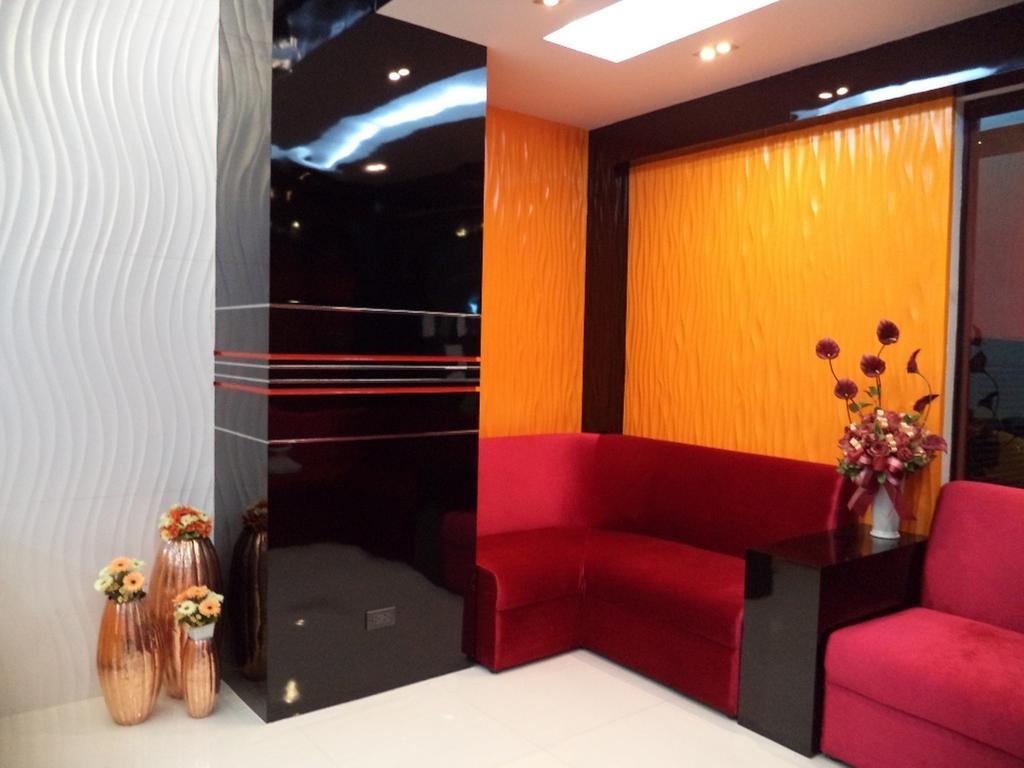 Le Touche Hotel Банкок Екстериор снимка