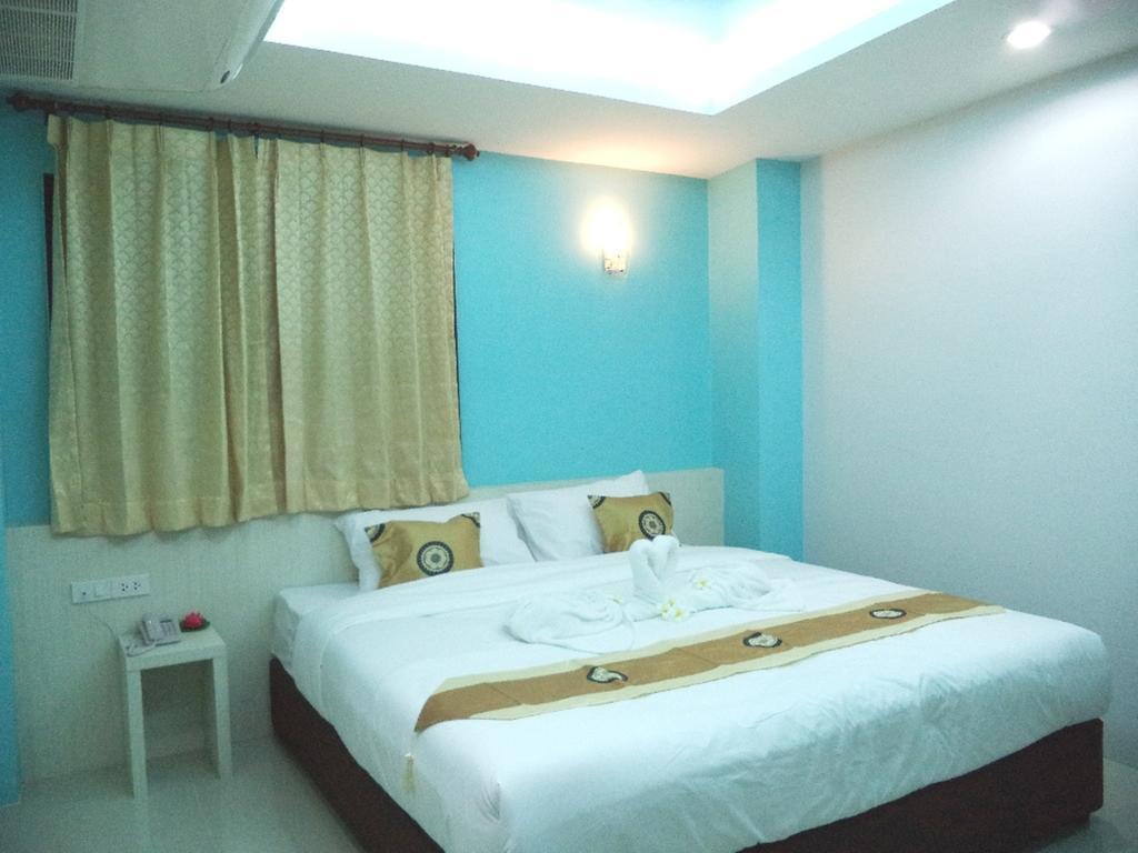 Le Touche Hotel Банкок Екстериор снимка