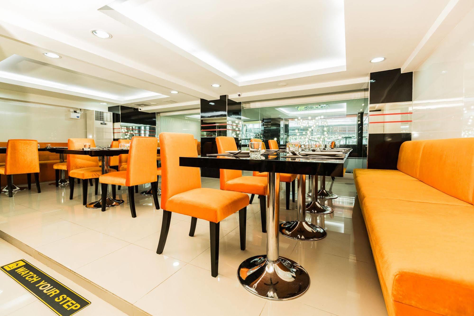 Le Touche Hotel Банкок Екстериор снимка