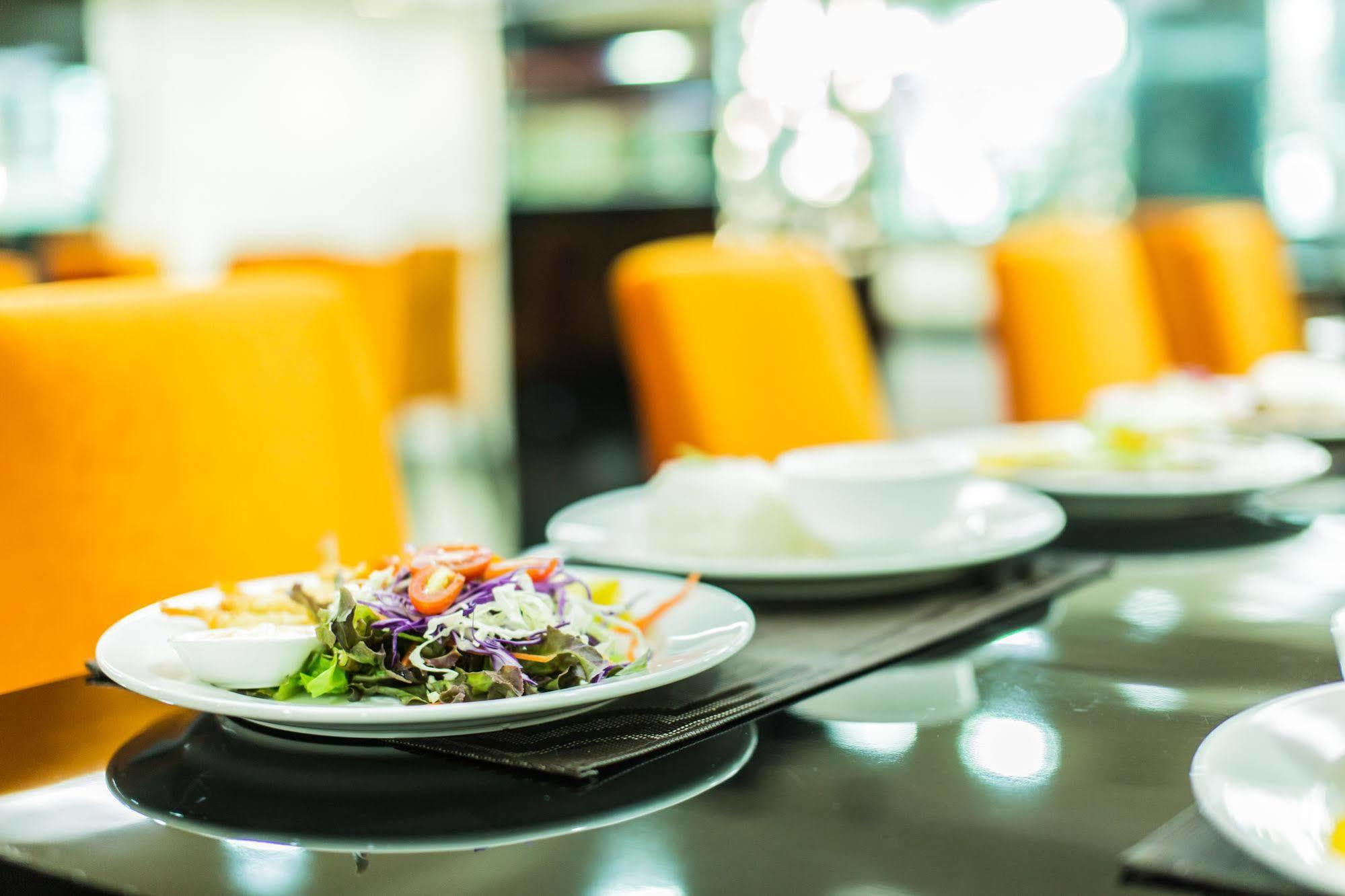 Le Touche Hotel Банкок Екстериор снимка