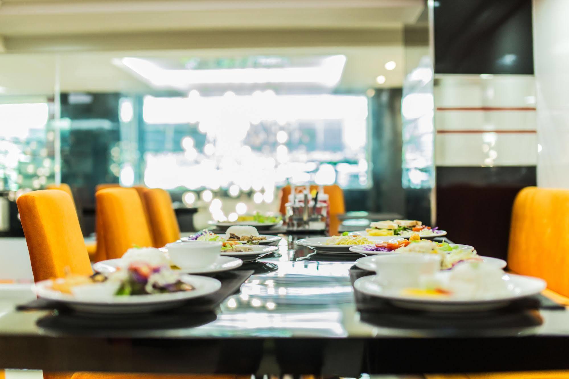 Le Touche Hotel Банкок Екстериор снимка
